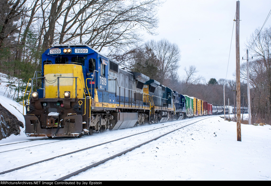 Three GE's power AYPO around the bend at Burnham Road